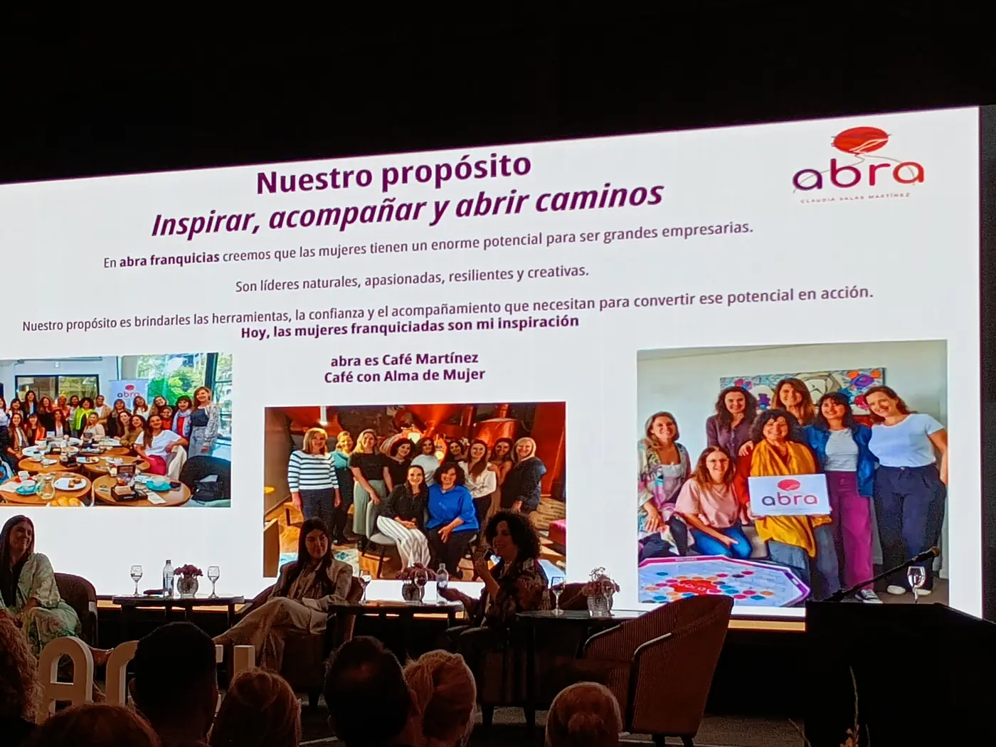 Presentación en escenario con pantalla gigante